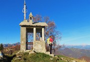 44 Dalla Madonna della neve in vetta al Monte Poieto (1360 m) Erica localizza il suo paese